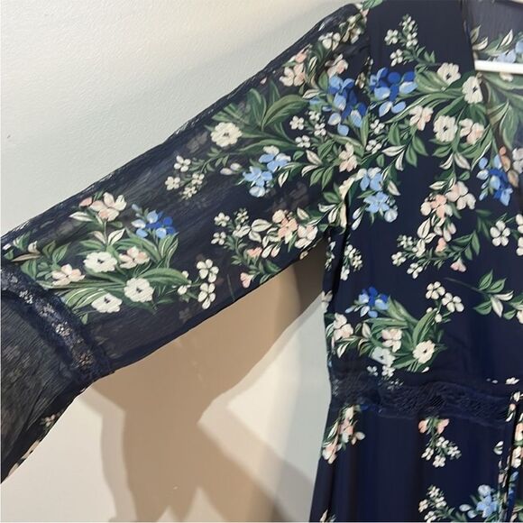 NEW! Floral flowy dress with lace accents - Picture 4 of 6